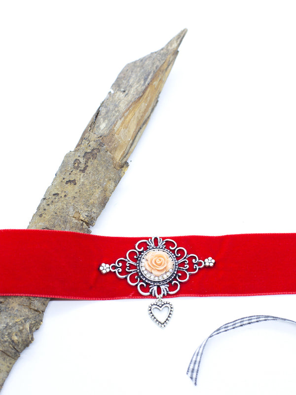 FARINA rote Samt Kropfkette Trachtenschmuck mit Silber Brosche einem Herzanhänger einer cremefarbener Rose und Strassapplikationen - Riemenschneider Manufaktur